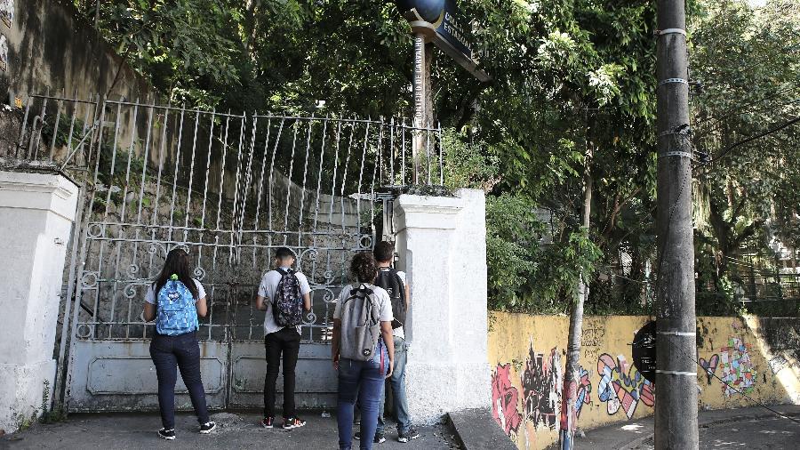 20.abr.2016 - Imagem do portão de entrada do Colégio Estadual Monteiro de Carvalho, no bairro de Santa Teresa, na região central do Rio - Júlio César Guimarães/UOL