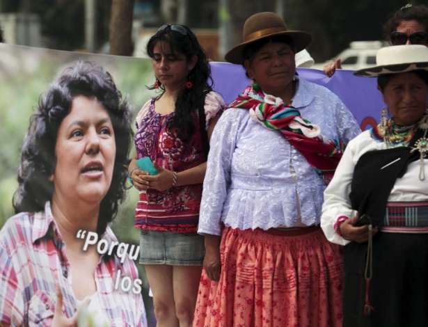 A ambientalista Berta Cáceres (esq), Honduras, foi assassinada neste ano