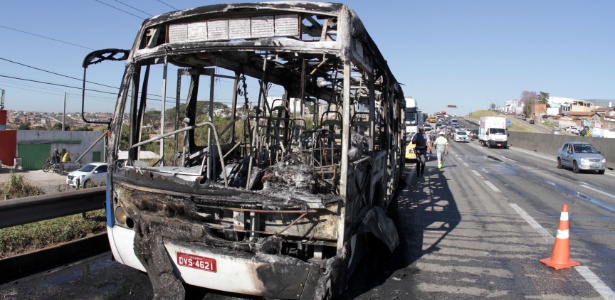24.jul.2017 - Manifestantes incendiaram um ônibus do transporte municipal e usaram para fechar as duas faixas da rodovia Santos Dumont, na altura do bairro Oziel, sentido Campinas - DENNY CESARE/CÓDIGO19/ESTADÃO CONTEÚDO