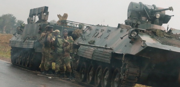 Soldados em tanque nos arredores de Harare, Zimbábue - Philimon Bulawayo/Reuters