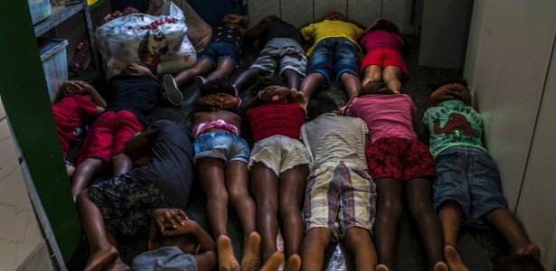 Aluno de escola na favela da Maré, no Rio, fazem exercício para aprender a se proteger em tiroteios - DADO GALDIERI/NYT - DADO GALDIERI/NYT