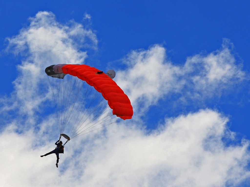 Paraquedas não abre, e mulher sobrevive a uma queda de 1500 metros