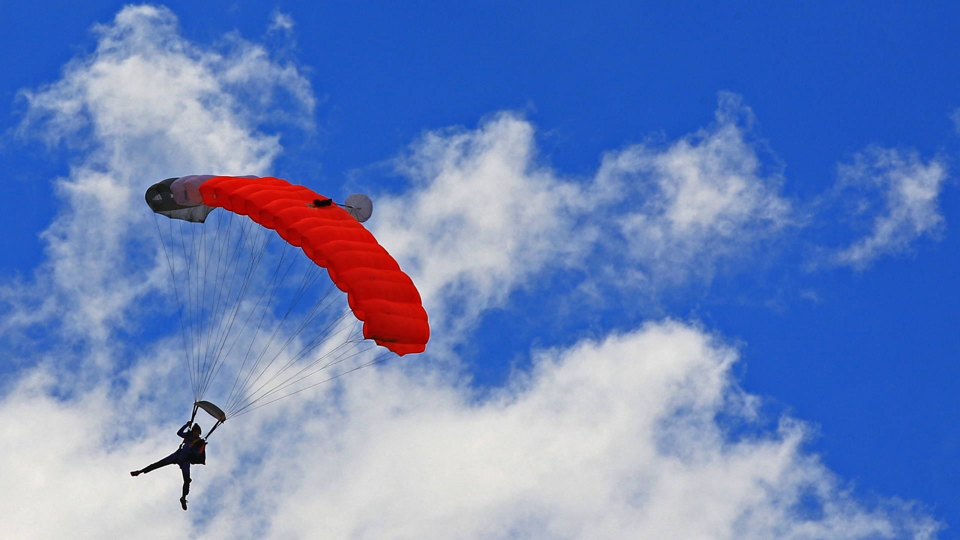 Mulher sobrevive a queda de 1.500 metros após paraquedas falhar
