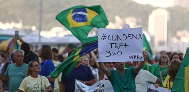 Manifestantes protestam contra o ex-presidente Luiz Inácio Lula da Silva na avenida Atlântica, no Rio