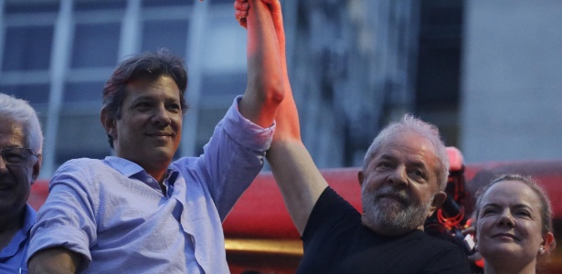 24.jan.2018 - Lula e Haddad participam de ato na Praça da República, no centro de São Paulo