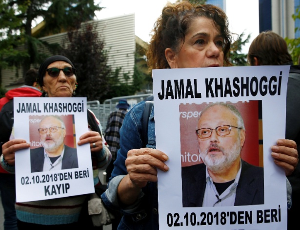 Ativistas dos Direitos Humanos protestam no lado de fora do consulado saudita e pedem respostas sobre desaparecimento de Khashoggi - Osman Orsal/Reuters