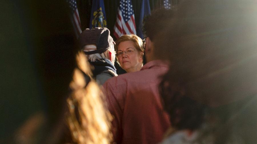 A senadora democrata Elizabeth Warren, possível candidata à presidência, se encontra com os apoiadores em uma parada de campanha em Dover, N.H. - John Tully/The New York Times