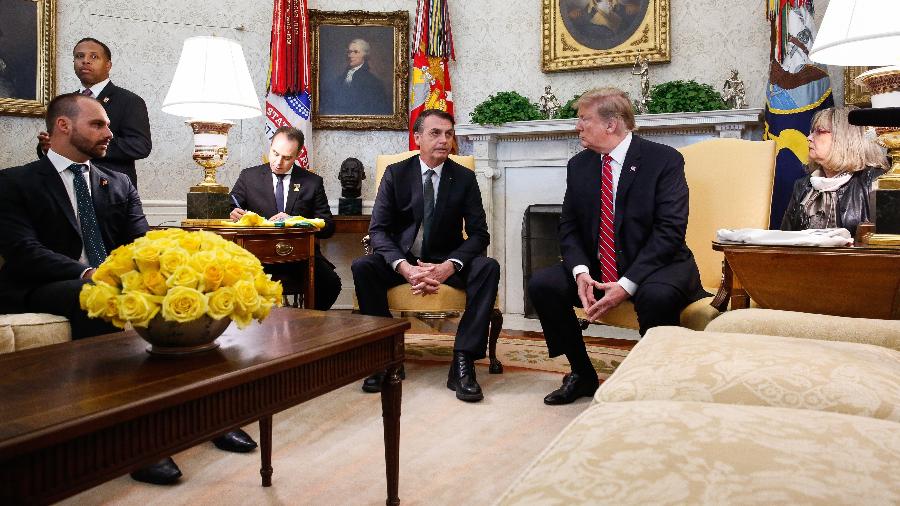 19.mar.2019 - Eduardo Bolsonaro participa do encontro entre seu pai e o presidente dos EUA, Donald Trump - Isac Nóbrega/PR