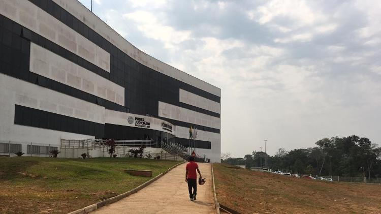 Francisco (nome fictício) caminha na Cidade da Justiça, em Rio Branco, para saber mais sobre o andamento processual de seu irmão mais novo, que está preso - 23.ago.2019 - Luís Adorno/UOL