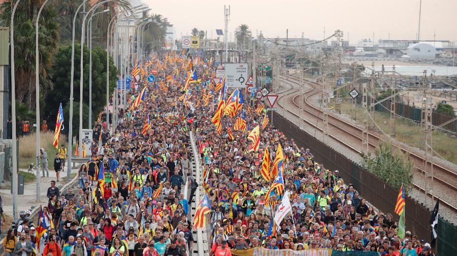 Manifestantes marcham durante a greve geral da Catalunha em El Masnou, Espanha - Albert Gea/Reuters