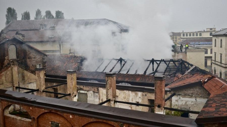 Telhado se desfaz com incêndio no prédio do Cavallerizza Reale, em Turim, Itália - Vigili del Fuoco/Reuters