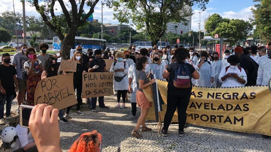 Manifestantes se concentram para o ato contra o racismo e a violência policial no Centro do Rio - Reprodução/ Twitter/ @vozdacomunidade