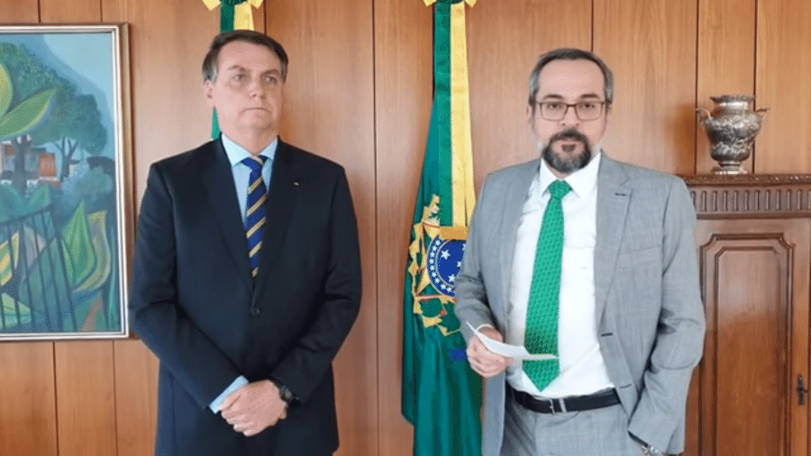 Jair Bolsonaro e Abraham Weintraub durante anúncio da saída do ex-ministro da Educação - Por Lisandra Paraguassu