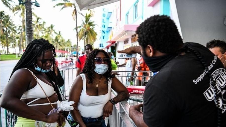 Estados como a Flórida estão enfrentando taxas de infecção não vistas desde abril - AFP