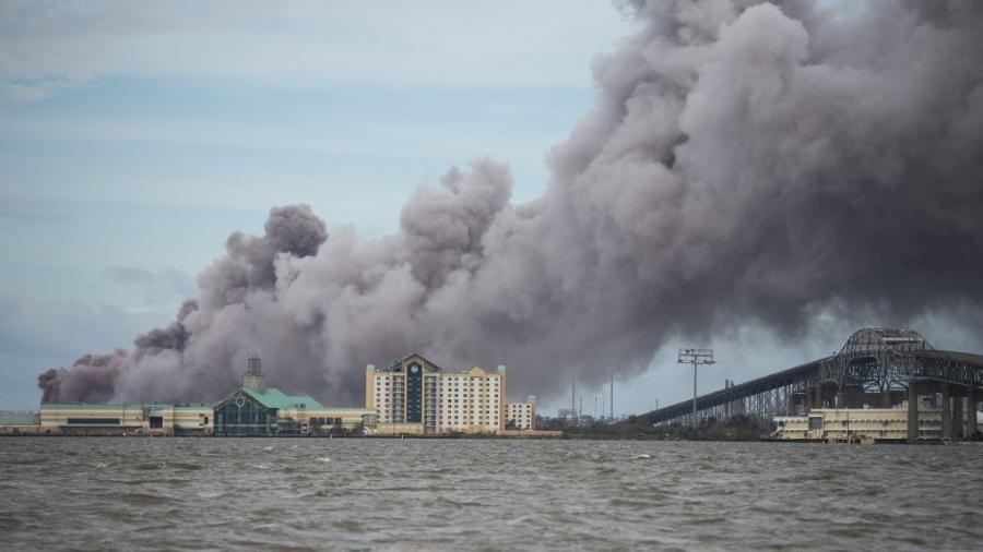 Fotos da imprensa local mostram uma fumaça densa e preta proveniente das instalações - Andrew Caballero-Reynolds/AFP