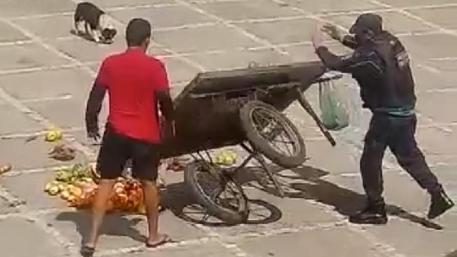 Policiais militares derrubam carrinho de ambulante em Fortaleza - Reprodução/Twitter