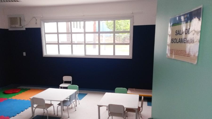 Sala de isolamento na Escola Primeiro Passo, que será utilizada em casos de suspeita do novo coronavírus - Alex Tajra/ UOL
