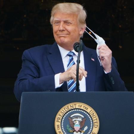 O presidente dos Estados Unidos, Donald Trump, tira a máscara para discursar em evento na Casa Branca - Por Munsif Vengattil e Elizabeth Culliford