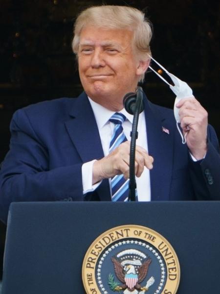 O presidente dos Estados Unidos, Donald Trump, tira a máscara para discursar em evento na Casa Branca - Mandel Ngan/AFP
