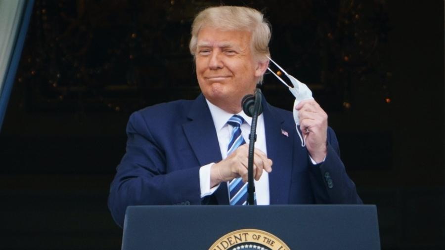 O presidente dos Estados Unidos, Donald Trump, tira a máscara para discursar em evento na Casa Branca; médico da equipe da campanha do presidente postou tuíte contra a proteção - Mandel Ngan/AFP