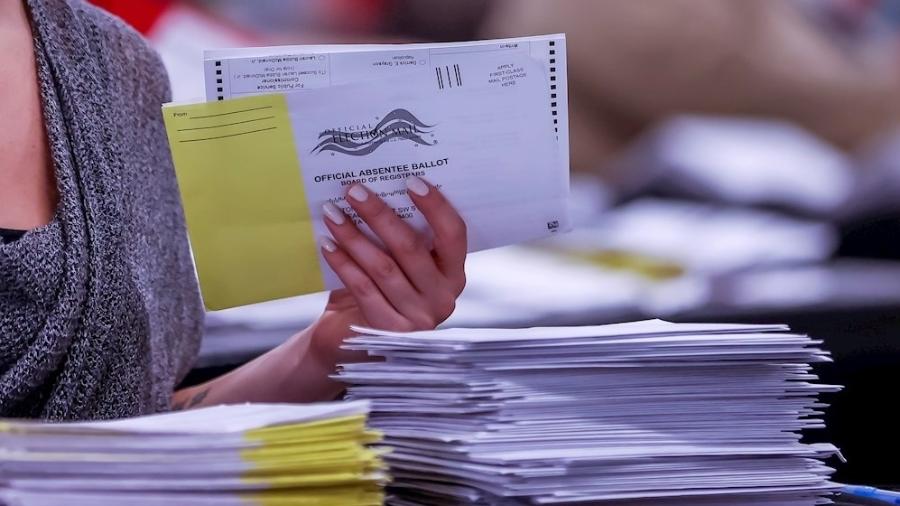 Cédulas de votação enviadas por correspondência são contabilizadas em Atlanta, na Geórgia - EFE/EPA/ERIK S. LESSER