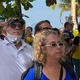 21.fev.2021 - Com bandeiras do Brasil e camisas nas cores verde e amarelo, apoiadores do deputado federal Daniel Silveira cantam o hino nacional em ato em frente ao Copacabana Palace, na zona sul do Rio - Herculano Barreto Filho/UOL
