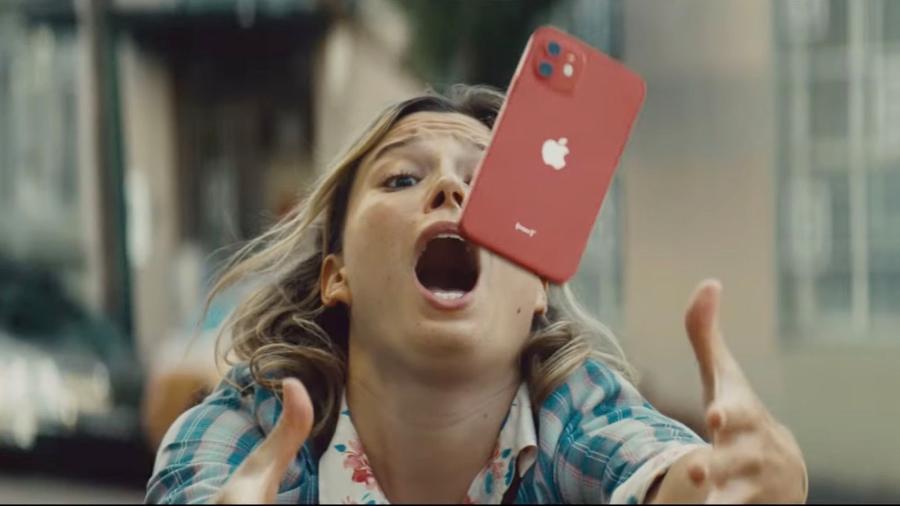 Comercial da Apple mostra iPhone 12 caindo "de cara" no chão... e saindo intacto - Reprodução/Apple