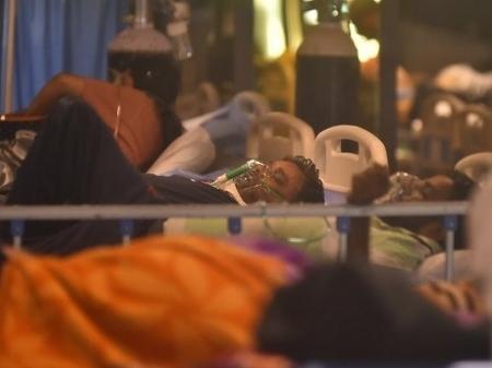 Índia tem registrado mais de 300 mil novos casos de covid-19 por dia na última semana - EPA