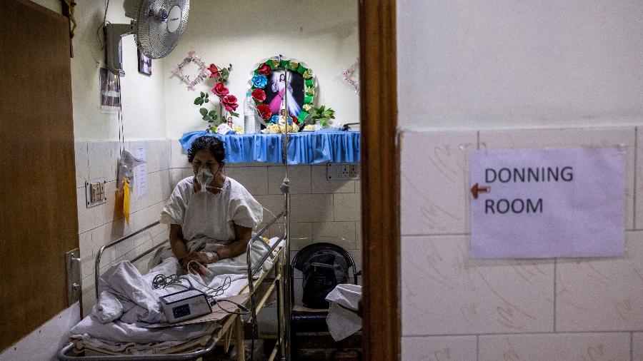 Mulher com covid é tratada no pronto-socorro do Holy Family Hospital em Nova Déli, Índia - Danish Siddiqui/Reuters
