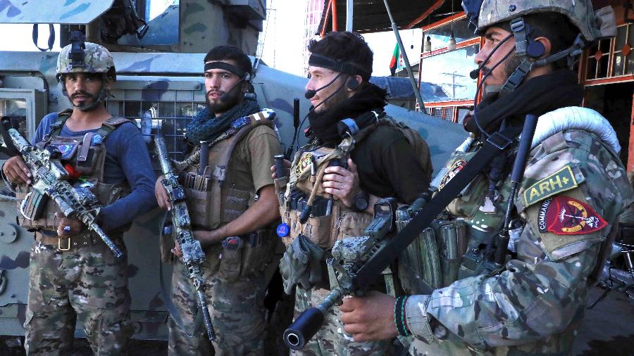 12.ago.2021 - Pessoal da força de segurança afegã monta guarda ao longo da estrada em Herat  - AFP