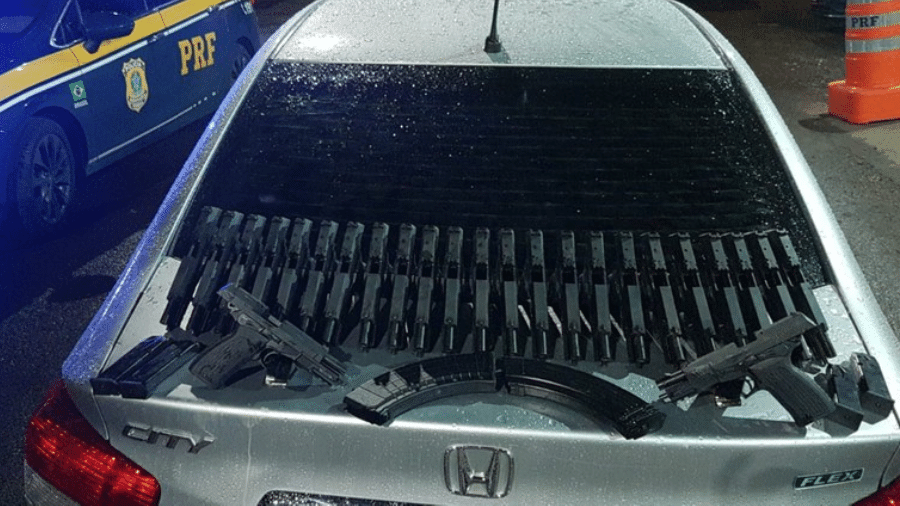 Pistolas e os carregadores eram transportados em um compartimento oculto do carro em que as duas mulheres viajavam - Divulgação PRF-RS