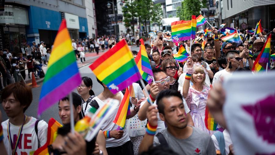 Pessoas participam do desfile anual Tokyo Rainbow Parade para demonstrar apoio à comunidade LGBTQIA+  - MARTIN BUREAU/AFP