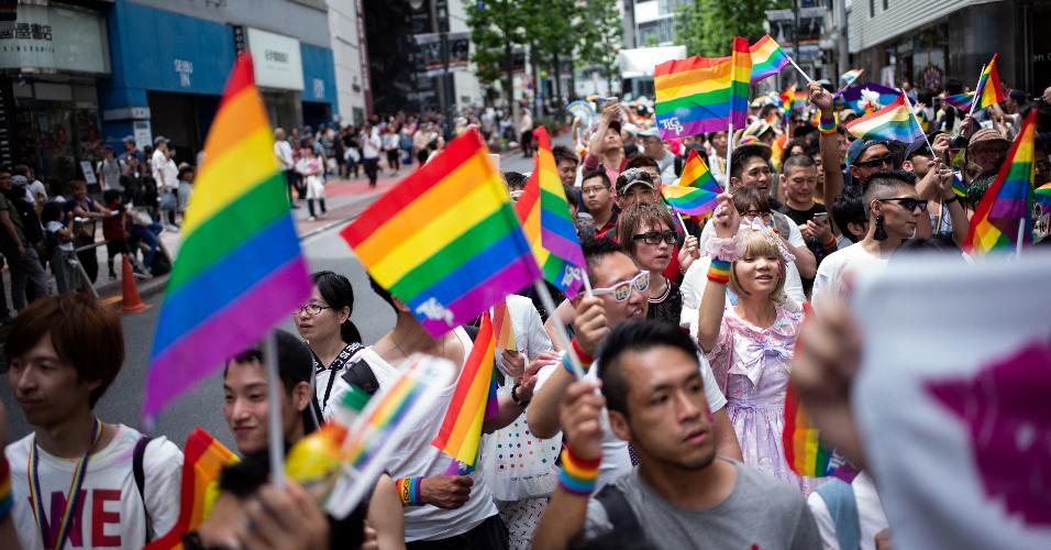Pessoas participam do desfile anual Tokyo Rainbow Parade para demonstrar apoio à comunidade LGBTQIA+ 