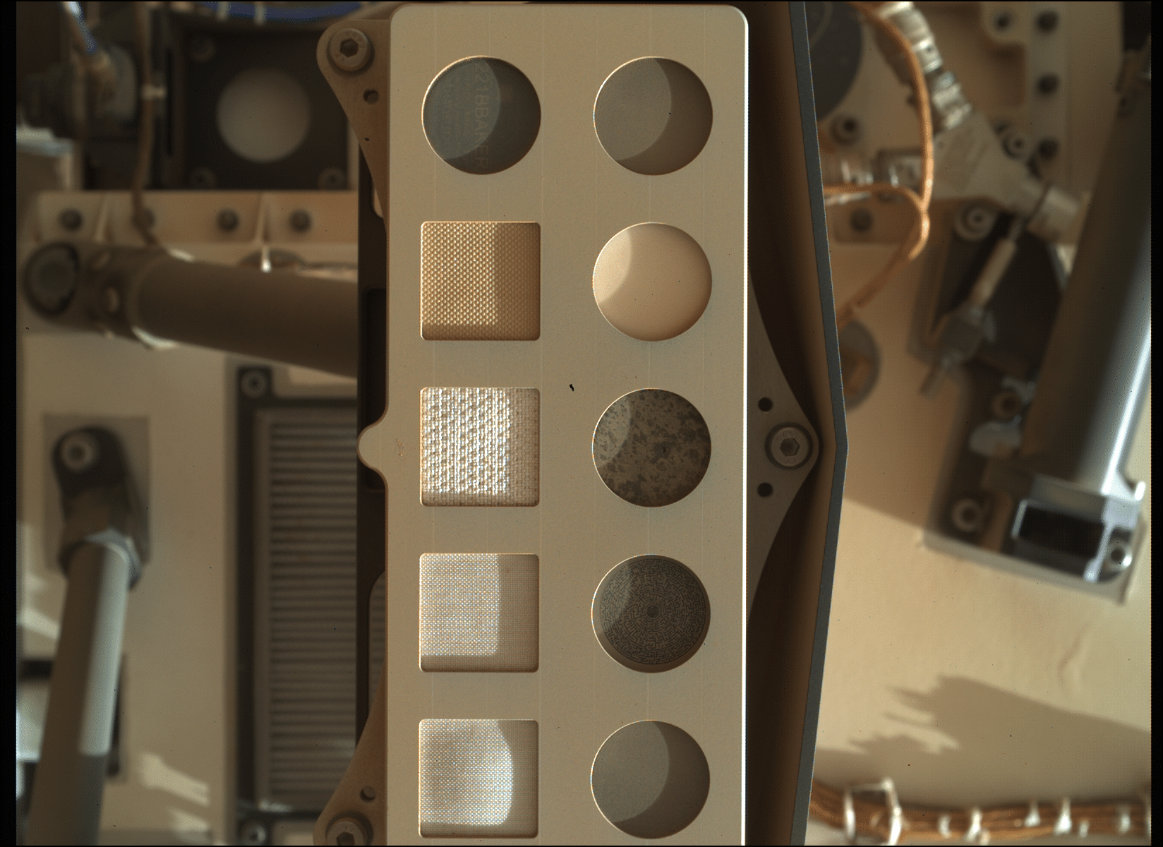 Esta imagem feita em 17 de março mostra detalhes do próprio rover e foi captada com a câmera Sherloc (Scanning Habitable Environments Raman & Luminescence for Organics & Chemicals). Apesar do nome gigante, o objetivo dela é usar lasers e espectômetros para achar minerais orgânicos que foram alterados por ambientes aquosos. Ela fica na ponta do braço do veículo - Nasa/JPL-Caltech