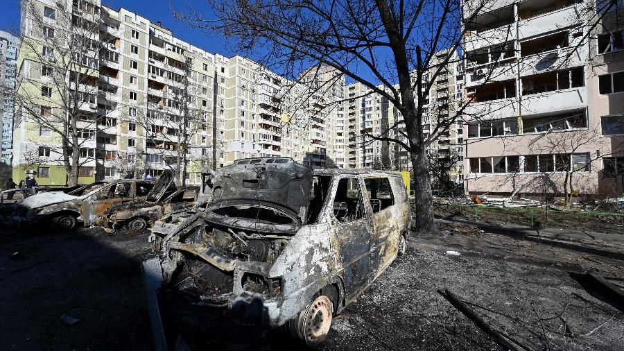 Imagem mostra carro destruído por bombardeio em Kiev, no 5º dia de guerra contra a Rússia - Genya Savilov/AFP