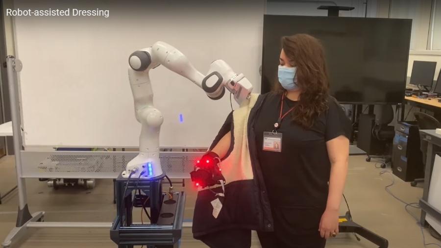 Cientistas do MIT criam robô e algoritmo para vestir seres humanos - Reprodução/MIT CSAIL