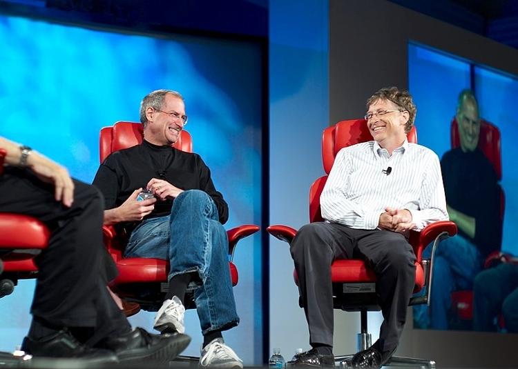 Steve Jobs, fundador da Apple, e Bill Gates, fundador da Microsoft, em evento na Califórnia em 2007: O primeiro era "descolado", o outro representava um triunfo da década (e da moda) anterior