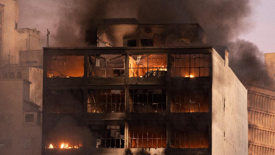 Incêndio começou em edifício comercial na rua Barão de Duprat, na região da 25 de Março, em São Paulo - Isaac Fontana/CJPress/Estadão Conteúdo