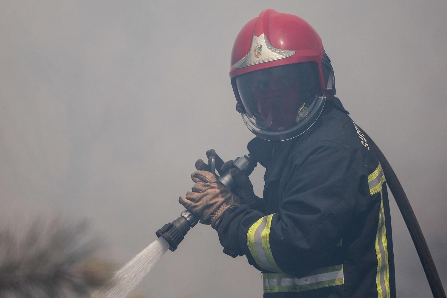 A firefighter fights a fire in southwest France, 17 July 2022 - THIBAUD MORITZ / AFP