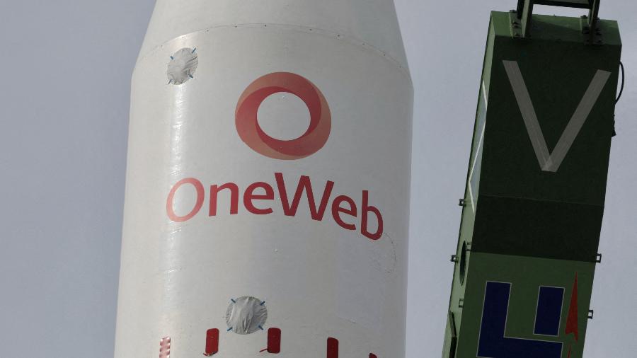 Foguete russo Soyuz levando carga com satélites da britânica OneWeb; empresa vai se fundir com Eutelsat - Roscosmos/Divulgação via Reuters