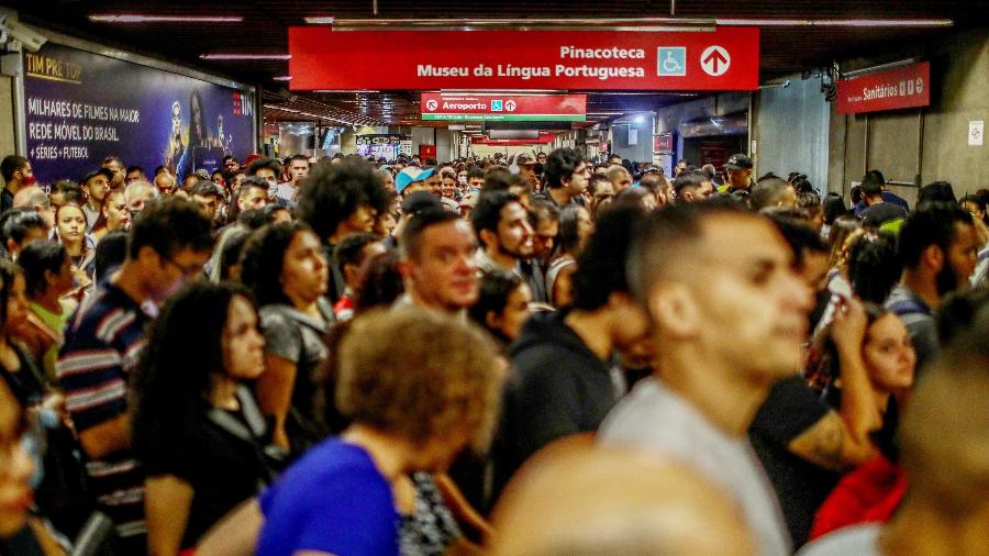 Multidão de passageiros se dirige à plataforma da Estação da Luz da CPTM, na região central de São Paulo, durante a greve dos metroviários - Felipe Iruata/Estadão Conteúdo