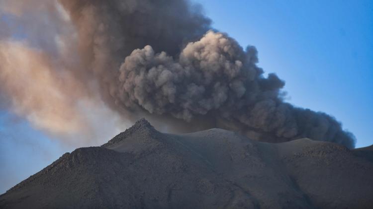 5.jul.2023 - Uma pilha de fumaça e cinzas sobe da cratera do vulcão Ubinas, localizado na região de Moquegua, no sul do Peru