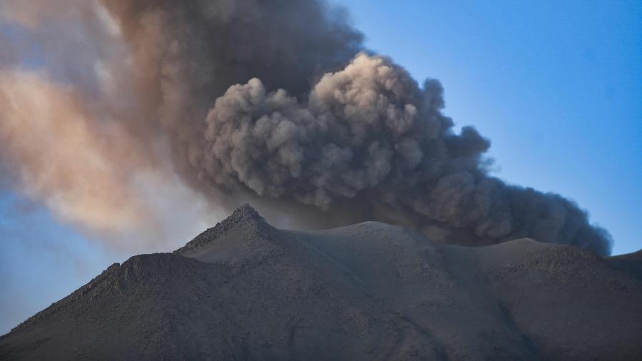 Uma pilha de fumaça e cinzas sobe da cratera do vulcão Ubinas, localizado na região de Moquegua, no sul do Peru - 5.jul.2023 - Diego Ramos/AFP