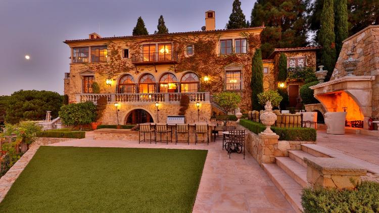 Casa no estilo toscano à venda na Califórnia e que tem lareira reaproveitada de uma igreja da França custa R$ 60 milhões