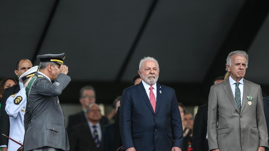 Lula em abril, durante comemoração do Dia do Exército, ao lado do comandante Tomás Paiva e do ministro da Defesa, José Múcio (à dir.)