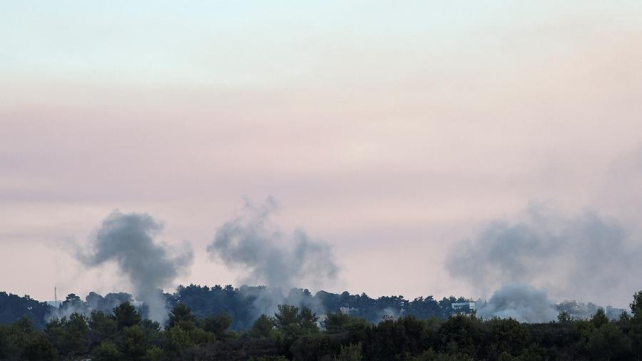 Colunas de fumaça após bombardeio de Israel à região de Alma Al-Shaab, no sul do Líbano