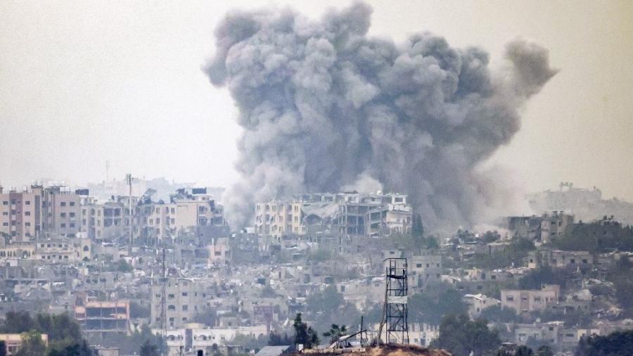 Fumaça de bombardeio é vista à distância na Faixa de Gaza