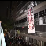 Manifestantes ocupam prédio do Ministério da Saúde em SP