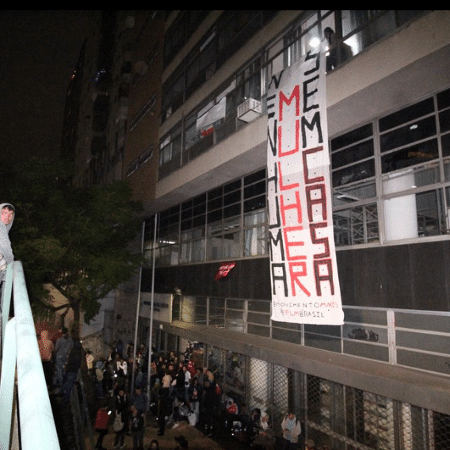 Um grupo de manifestantes ocupou um prédio desocupado do Ministério da Saúde em SP