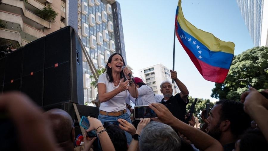 Maria Corina Machado, que lidera oposição venezuelana, fala com apoiadores
